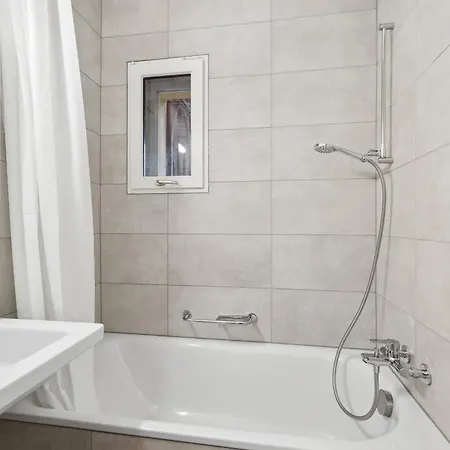 The R Chrischona Apartment
